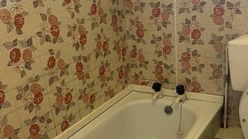 Deep soaking tub, towels
