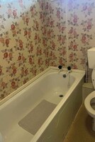 Deep soaking tub, towels