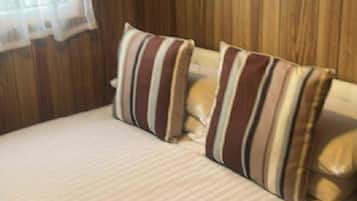 1 bedroom, bed sheets