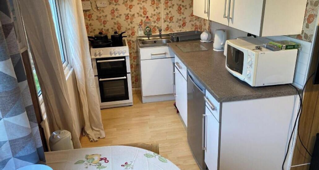 Lemari es, microwave, oven, dan kompor