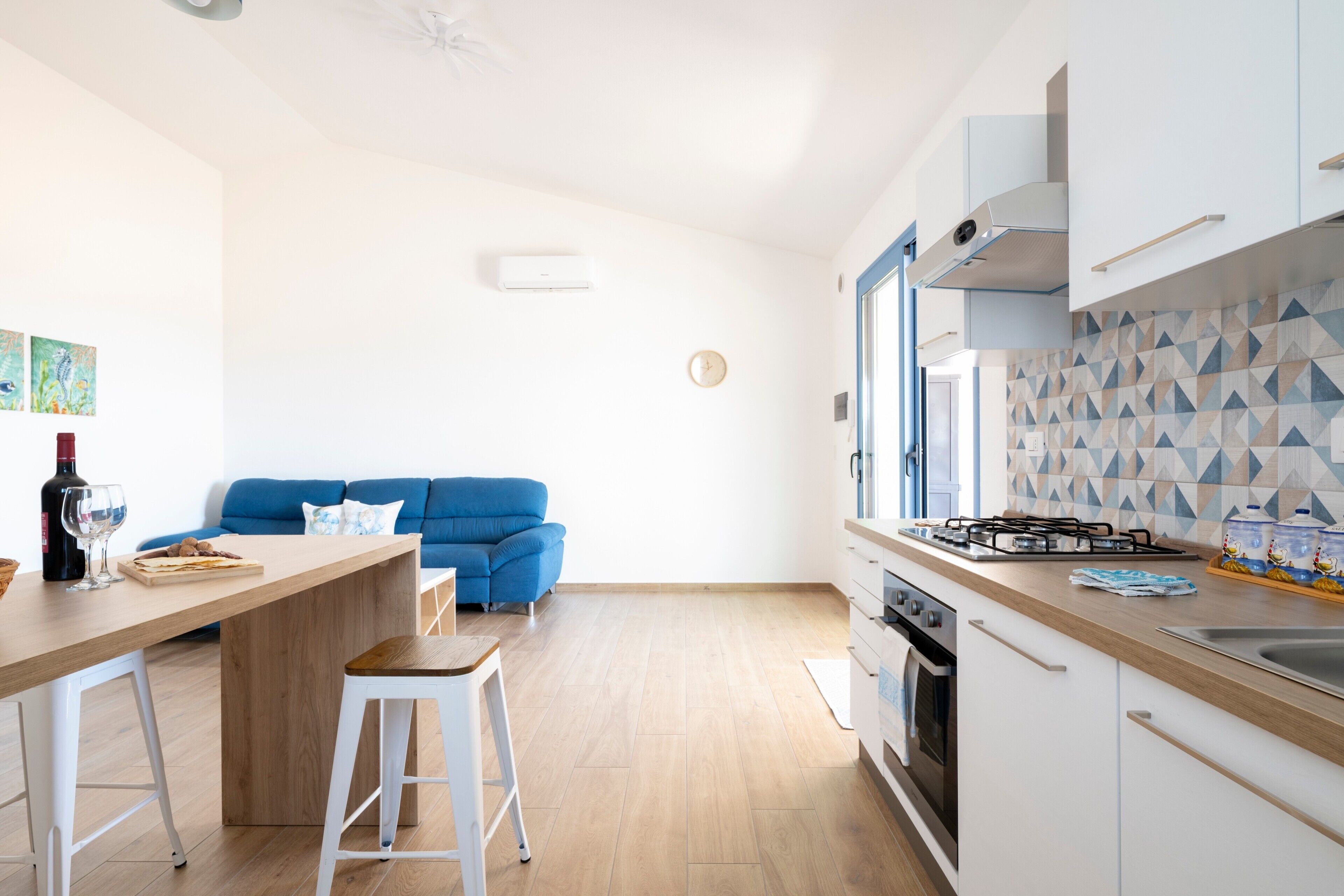 Frigorifero, microonde, forno, piano cottura