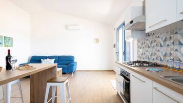 Frigorifero, microonde, forno, piano cottura