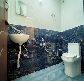 Shower, towels, soap - Hotel French City (Ariyankuppam)