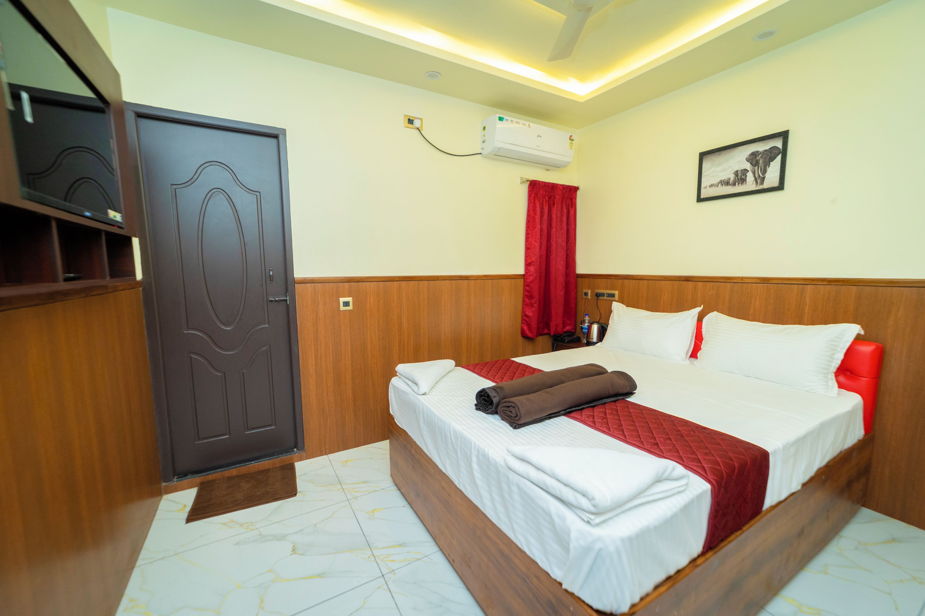 Deluxe Room | Hypo-allergenic bedding, desk, free WiFi, bed sheets