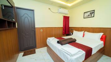 Deluxe Room | Hypo-allergenic bedding, desk, free WiFi, bed sheets