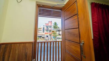 Standard Room | Hypo-allergenic bedding, desk, free WiFi, bed sheets