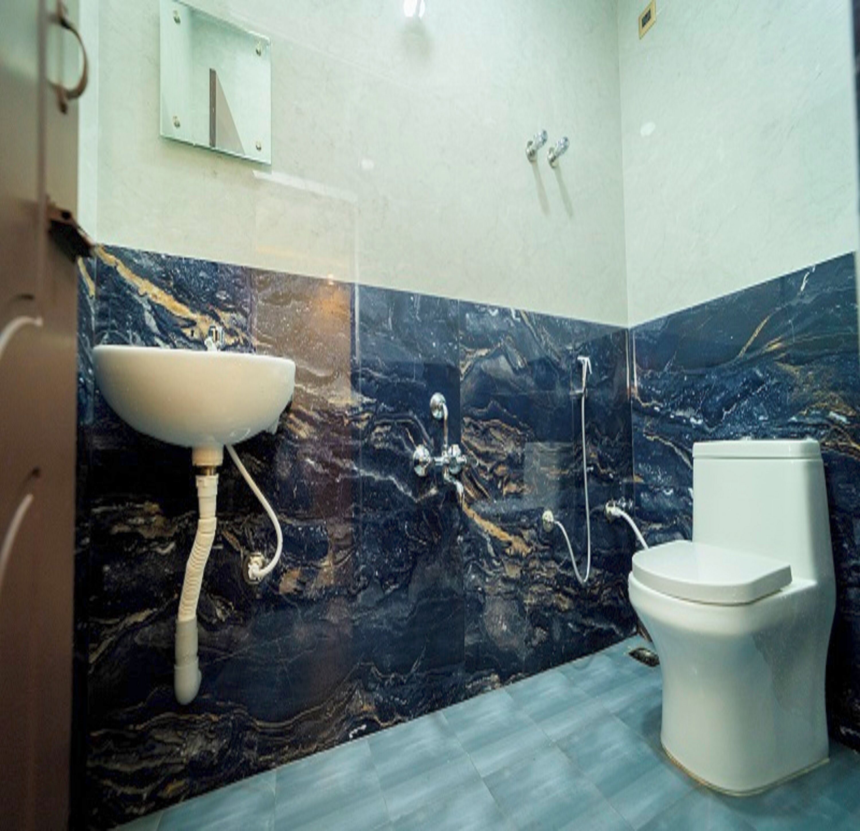 Double Room | Bathroom | Shower, towels, soap