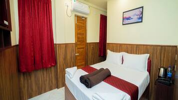 Deluxe Room | Hypo-allergenic bedding, desk, free WiFi, bed sheets