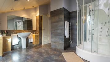 Een douche, een haardroger, handdoeken, zeep