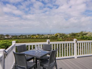 Outdoor dining - The Dorchester at Bay View (New Quay)