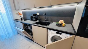 Comfort Apartment, 2 Bedrooms, Non Smoking | Dapur peribadi | Peti sejuk/penyejuk beku saiz penuh, ketuhar, dapur 