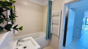 Appartamento Comfort, 2 camere da letto, non fumatori | Bagno | Set di cortesia gratuito, asciugacapelli, asciugamani, sapone