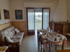 TV - 10 minutes from Lucca, 130 sq. m. apartment with garden, pets dom. allowed (Capannori)