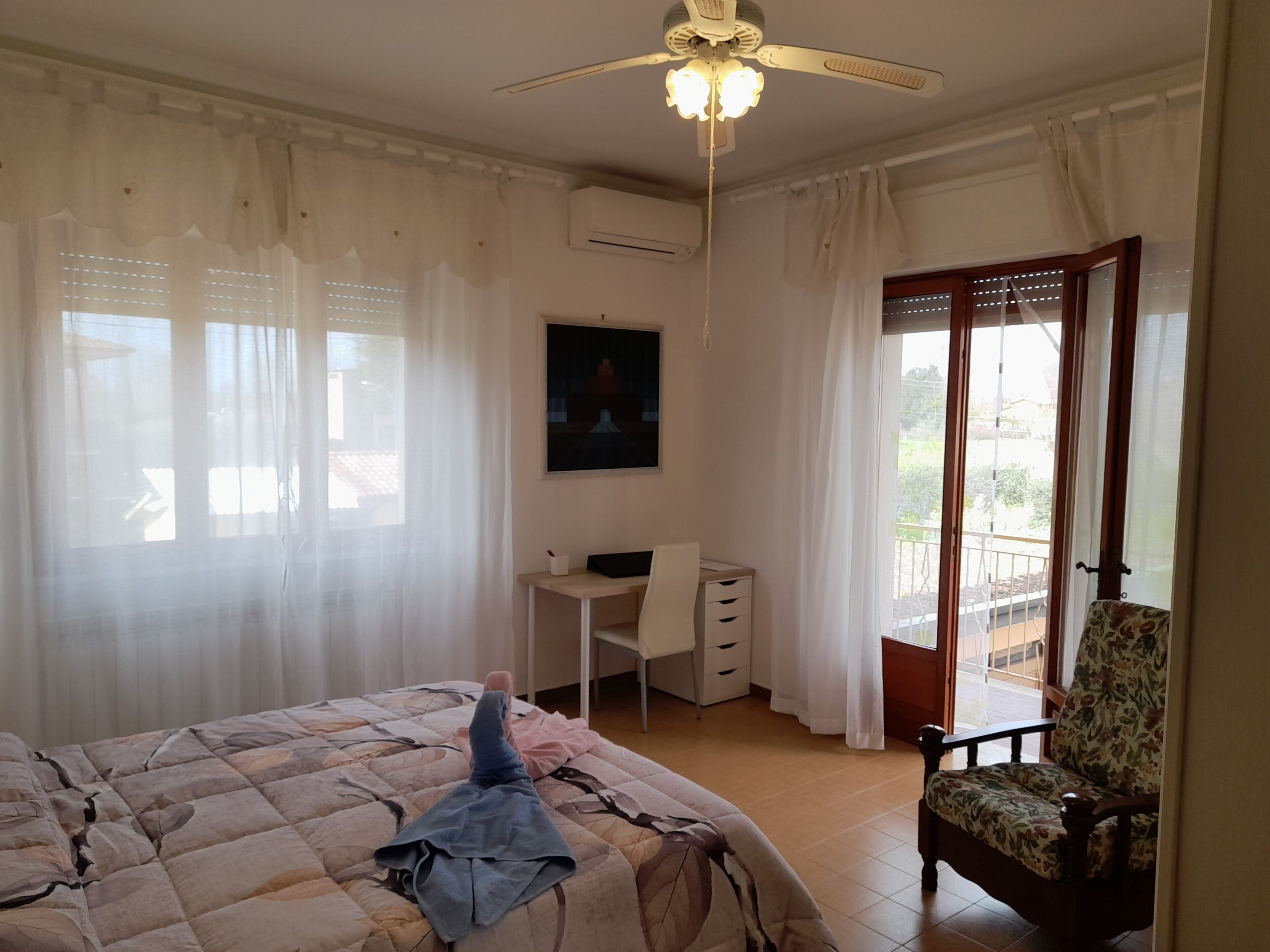 3 habitaciones, tabla de planchar con plancha, wifi y ropa de cama 