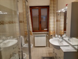 Hair dryer, towels, soap, toilet paper - 10 minutes from Lucca, 130 sq. m. apartment with garden, pets dom. allowed (Capannori)