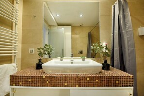 Comfort Apartment, 1 Double Bed, Non Smoking | Bathroom | Hair dryer, towels, soap, shampoo - Great Apartments in Prime North Location (București)