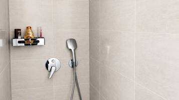 Dusche, Haartrockner, Handtücher, Seife
