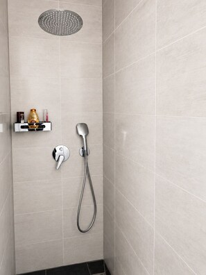 Shower, hair dryer, towels, soap - TheLabel Residences Frankfurt - BLACK LABEL APARTMENT (Hofheim am Taunus)