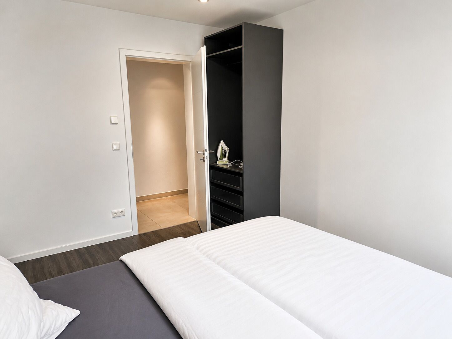 Iron/ironing board, WiFi, bed sheets