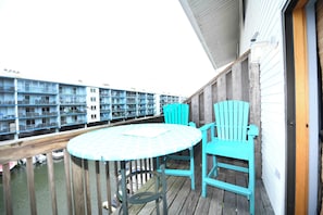 Outdoor dining - Jockey Beach 350 - Canal Front 1 Bedroom  with outdoor pool and closer to the north park (Ocean City)