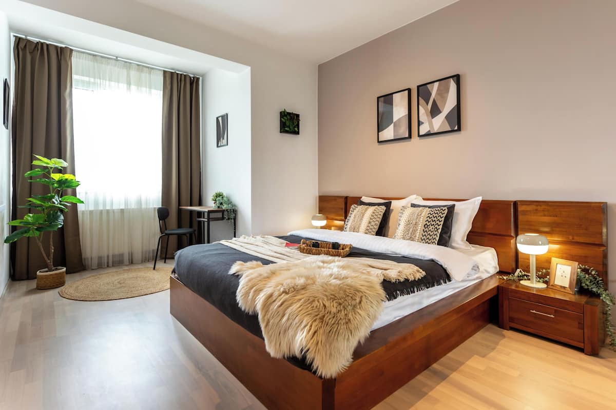 Un dormitorio moderno con una cama de madera, un escritorio y una silla.