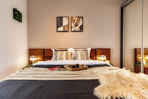 Appartement, 2 chambres, non-fumeur | Rideaux dâobscurcissement, fer et planche Ă repasser