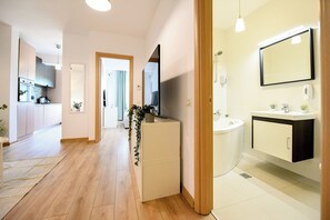 Appartamento Comfort, 1 letto matrimoniale, non fumatori | Bagno | Set di cortesia gratuito, asciugacapelli, asciugamani, sapone