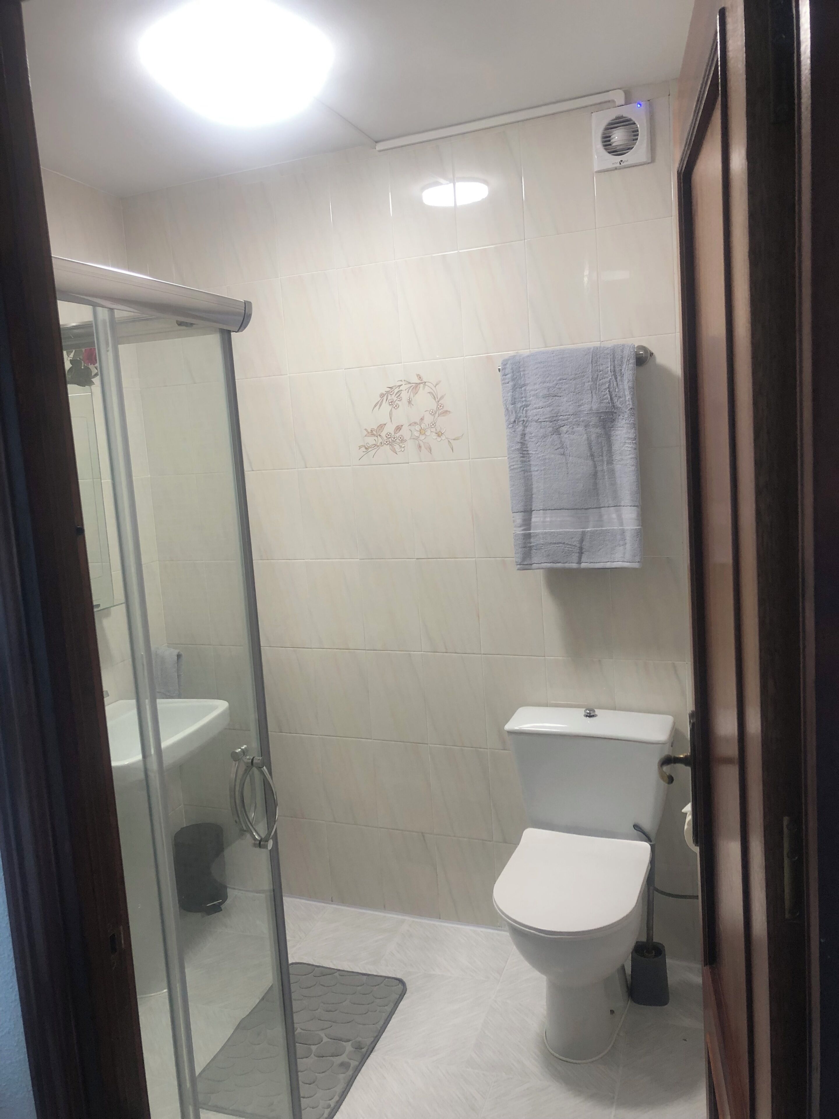 Een douche, milieuvriendelijke toiletartikelen, een haardroger