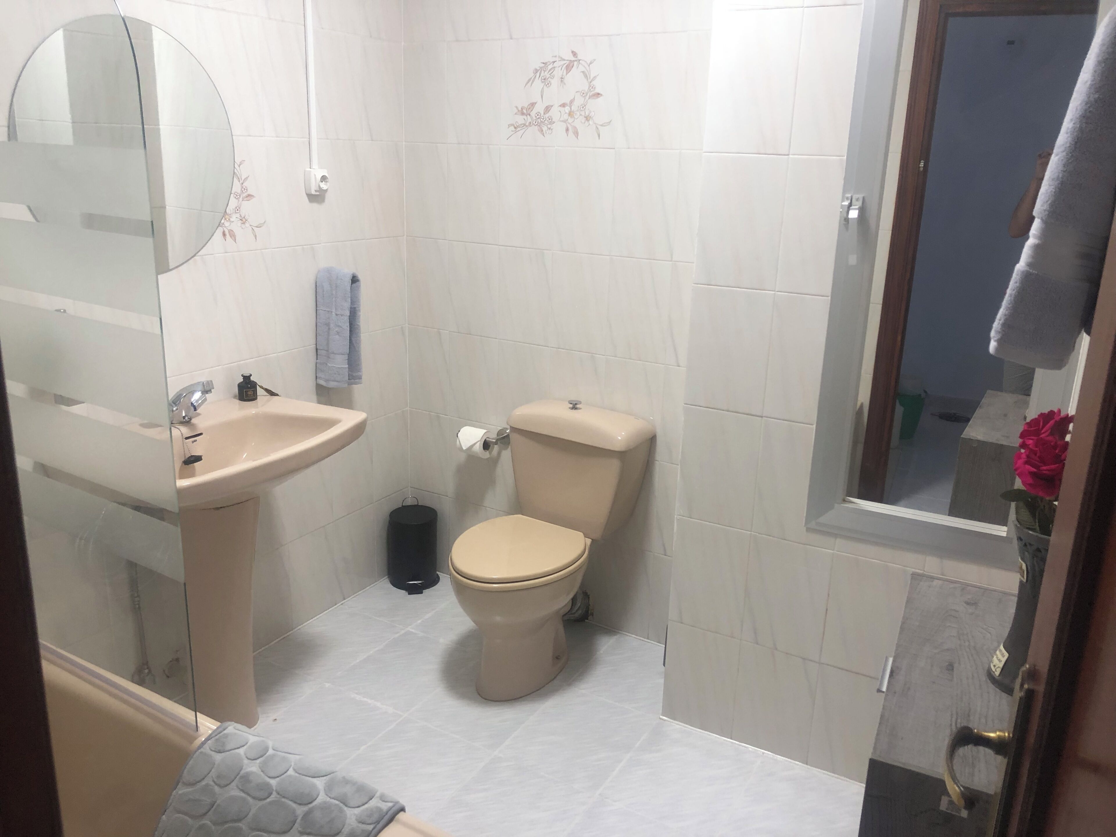 Een douche, milieuvriendelijke toiletartikelen, een haardroger
