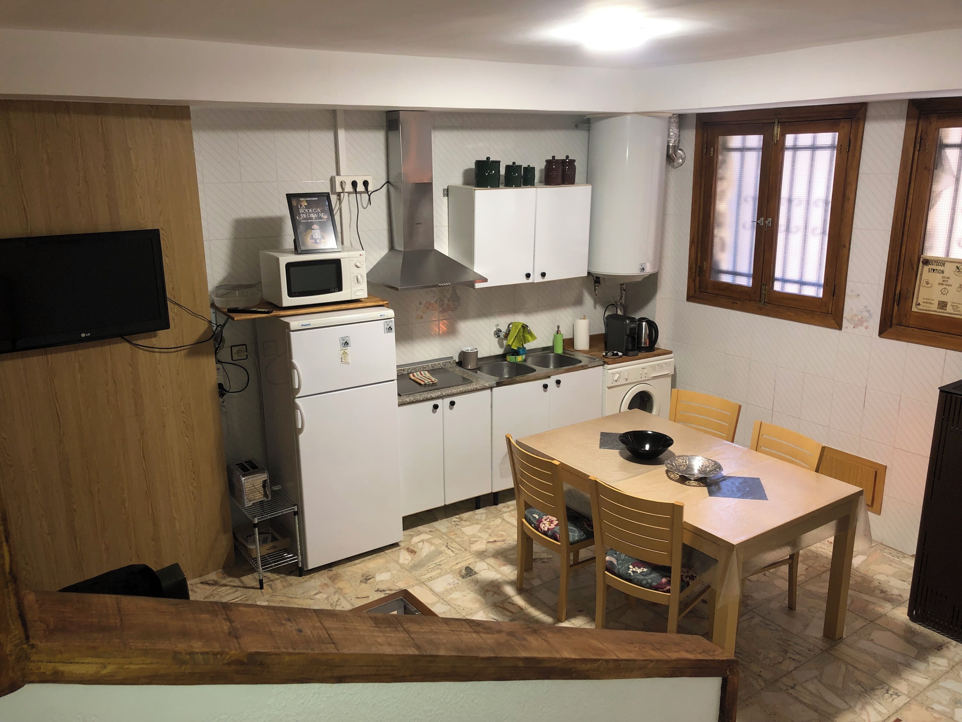 Réfrigérateur, micro-ondes, plaque de cuisson, cafetière/bouilloire