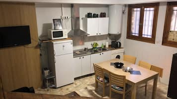 Réfrigérateur, micro-ondes, plaque de cuisson, cafetière/bouilloire