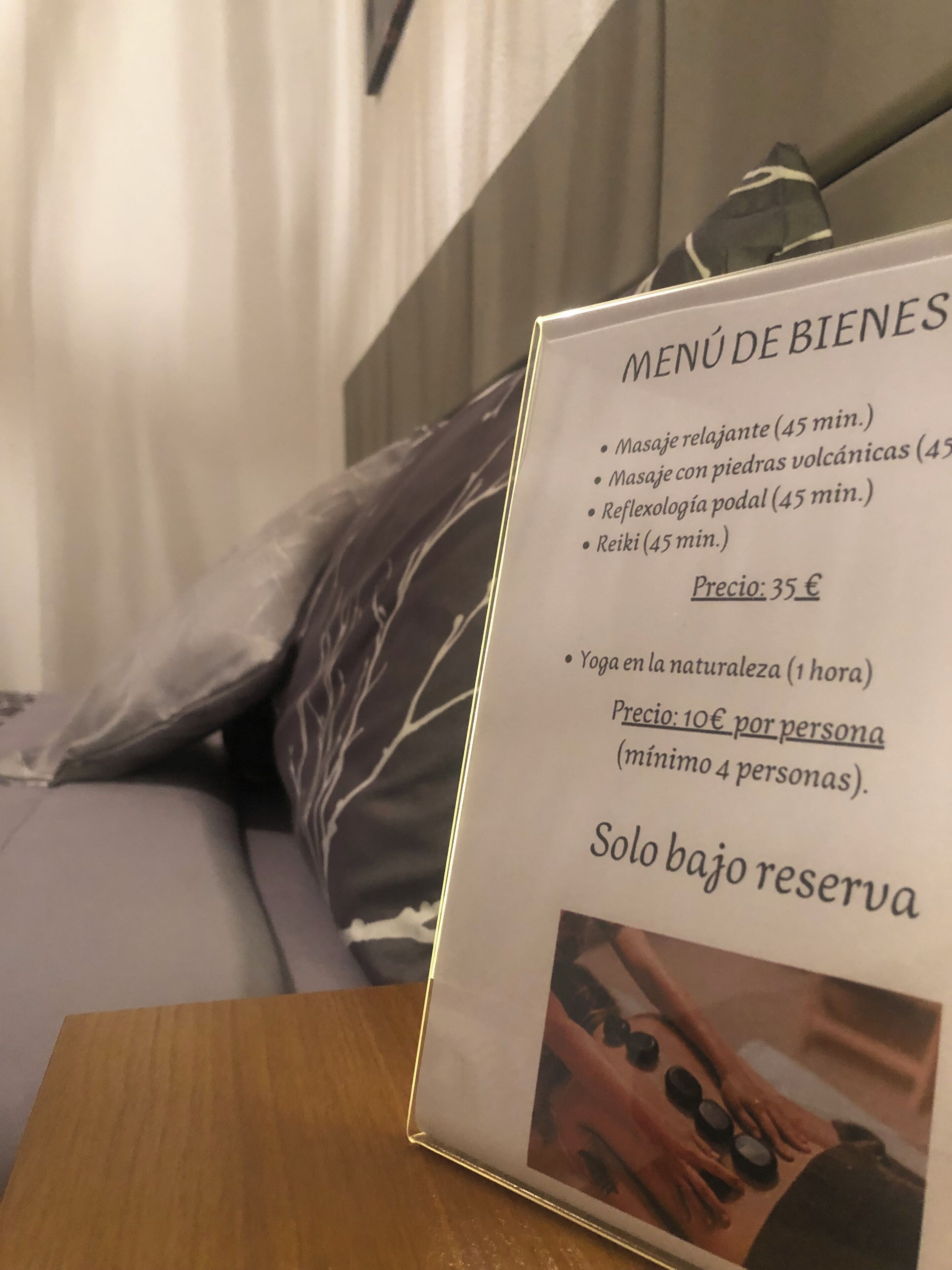 Een overzicht van diensten zoals massages, reflexologie, reiki en yoga, met bijbehorende prijzen.