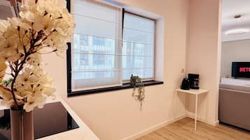 Deluxe Apartment, Non Smoking | Private kitchen | Fridge, oven, stovetop, cookware/dishes/utensils