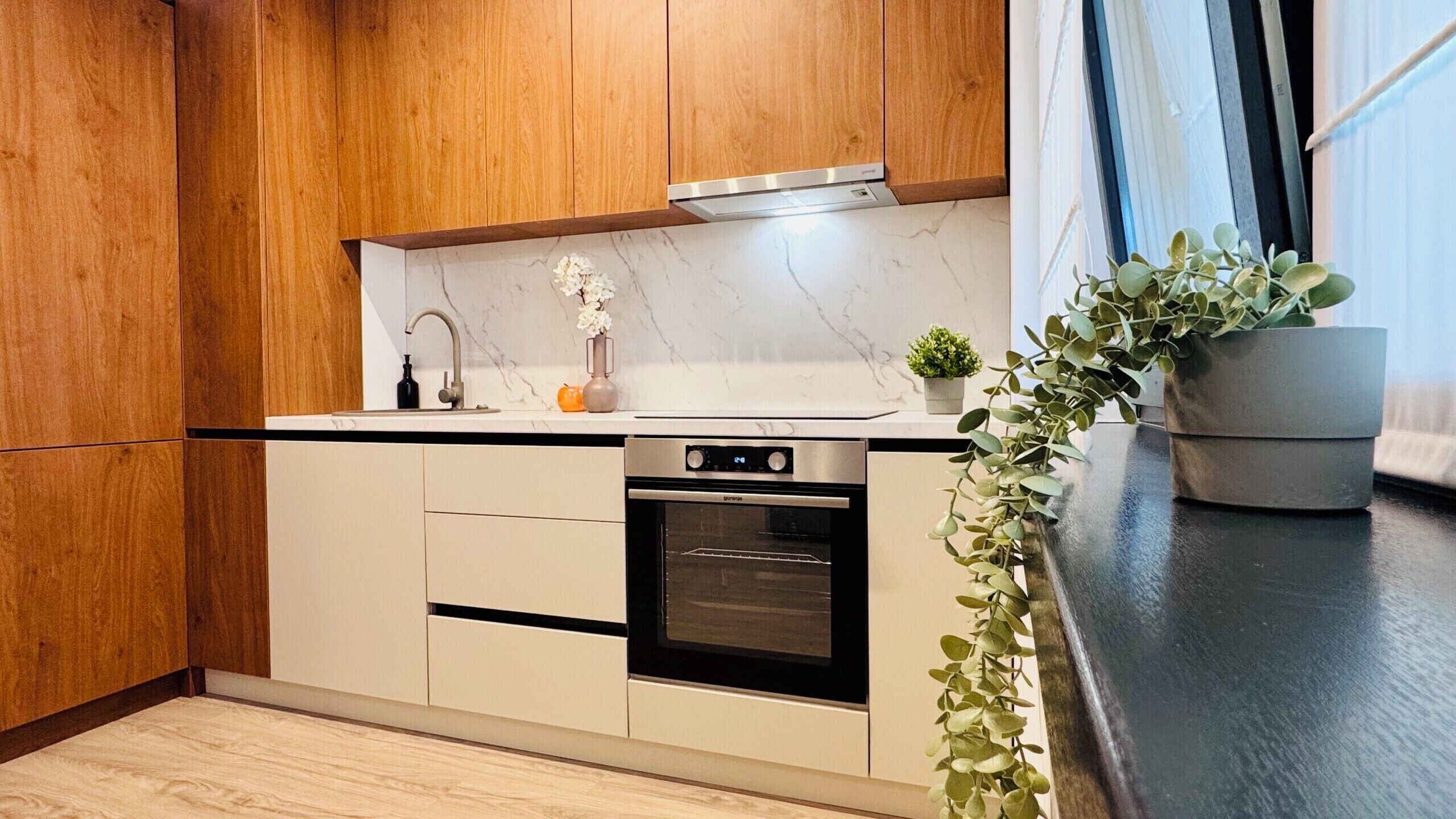 Refrigerador, horno, placa de cocina, utensilios de cocina