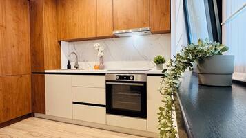 Refrigerador, horno, placa de cocina, utensilios de cocina