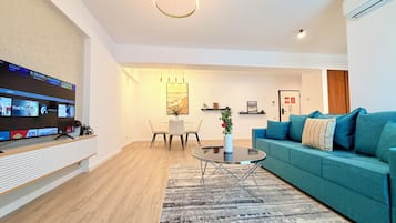 Apartemen Deluks, 1 kamar tidur, Bebas Asap Rokok | Ruang keluarga | Smart TV 126-cm dengan saluran TV digital
