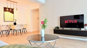 デラックス アパートメント 2 ベッドルーム 禁煙 | リビング エリア | 126 cmのスマートテレビ (デジタル放送視聴可)