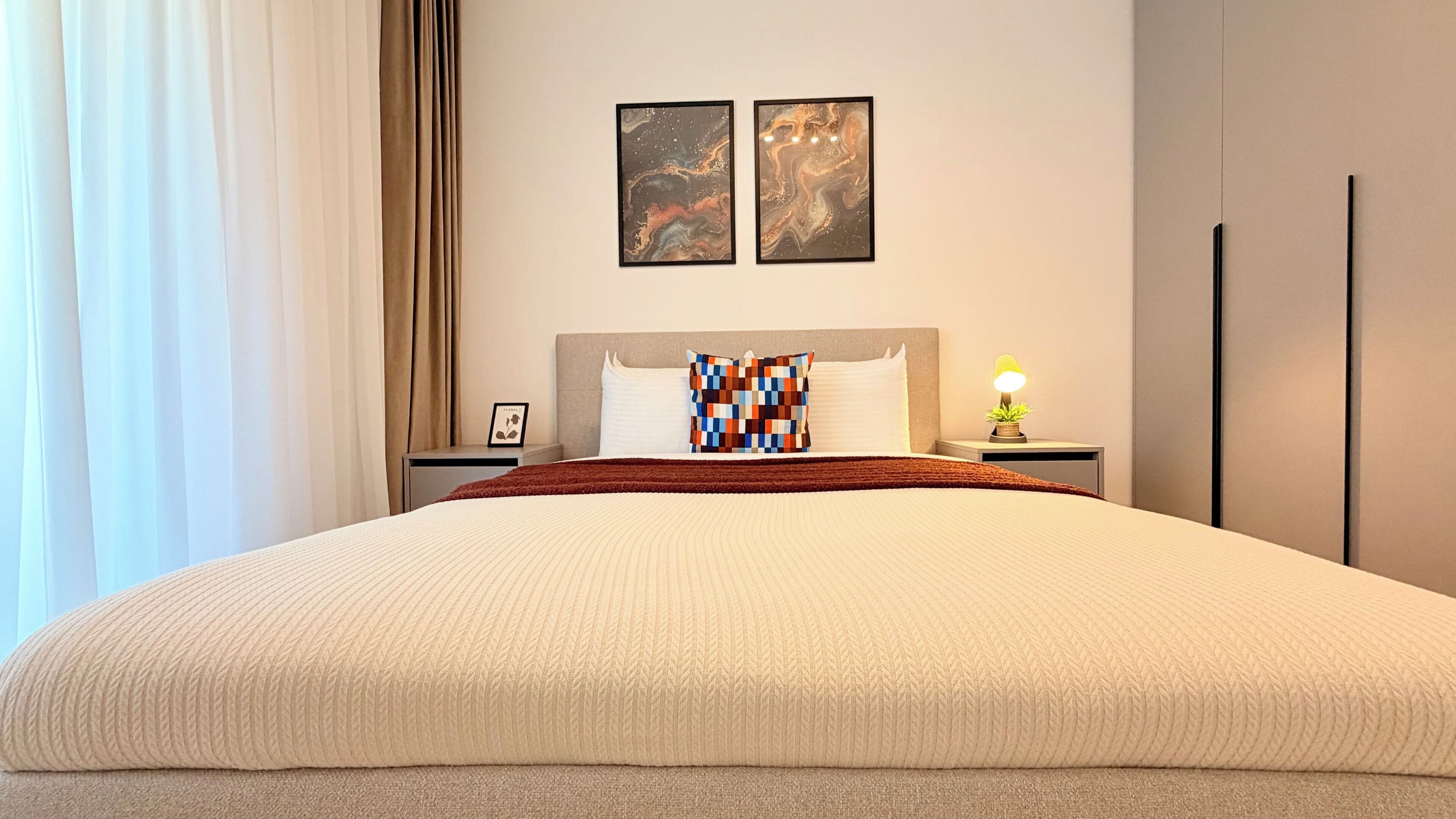 Cortinas blackout, tabla de planchar con plancha y wifi gratis 