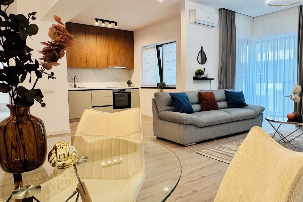 Leilighet – deluxe, ikke-røyk | Oppholdsområde | En 126-centimeters smart-TV med digitale kanaler