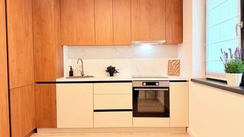 Apartemen Deluks, 1 kamar tidur, Bebas Asap Rokok | Dapur pribadi | Lemari es, oven, kompor, dan peralatan masak/sendok-piring