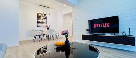 デラックス アパートメント 2 ベッドルーム 禁煙 | リビング エリア | 126 cmのスマートテレビ (デジタル放送視聴可)
