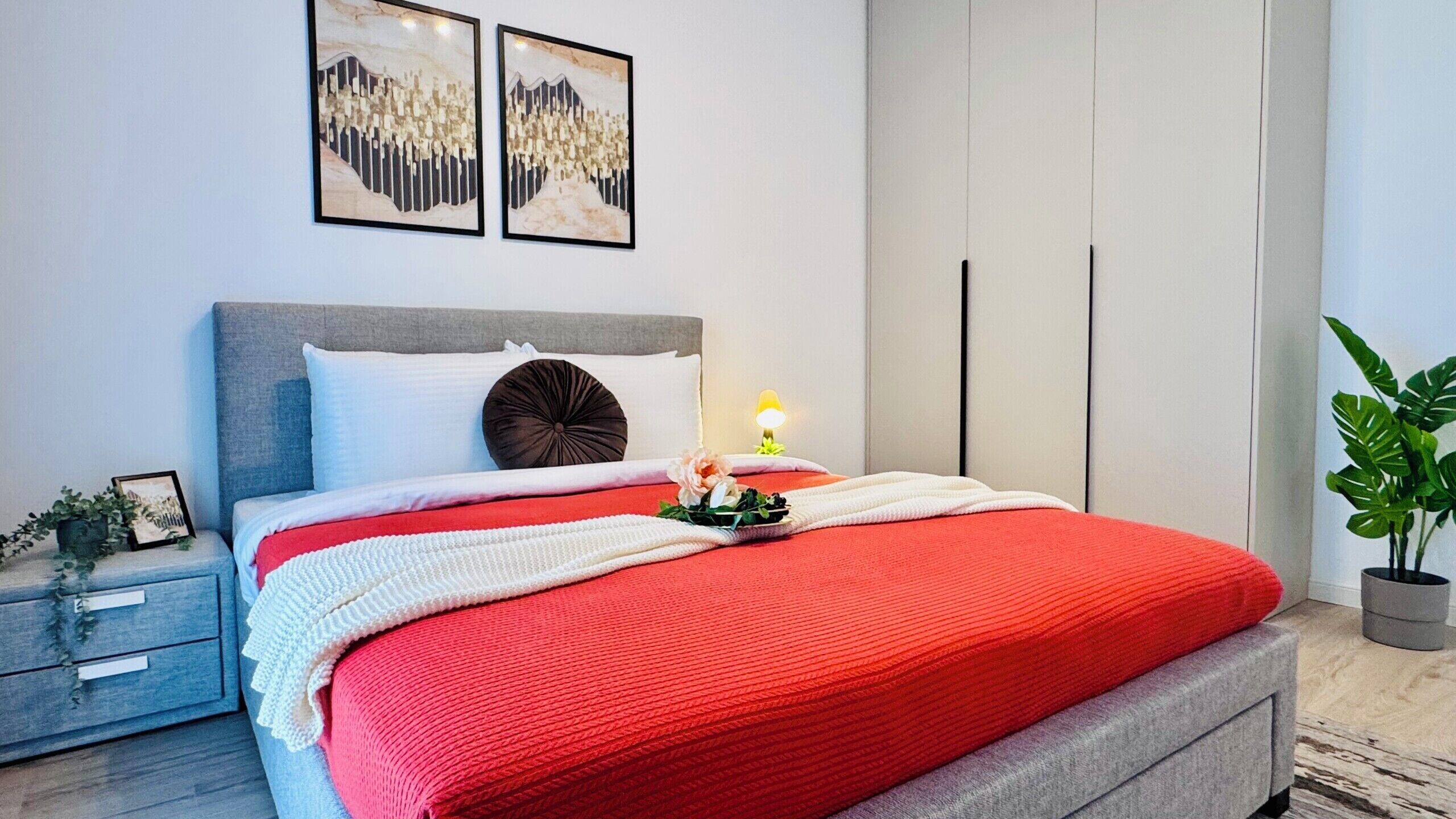 Apartemen Deluks, 2 kamar tidur, Bebas Asap Rokok | Tirai kedap cahaya, setrika/meja setrika, Wi-Fi gratis, dan seprai linen