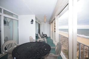 Outdoor dining - Lovely direct Ocean Front condo with ocean front living room and ocean front Bedroom . (Ocean City)
