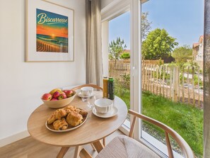Dining - Le Shortboard - studio for 3 - shared pool (Biscarrosse)