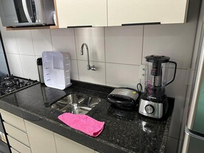 Apartamento conforto, 2 quartos, sacada, vista para a baía | Cozinha privada