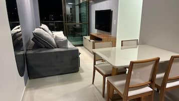 Apartamento conforto, 2 quartos, sacada, vista para a baía | Parte interna