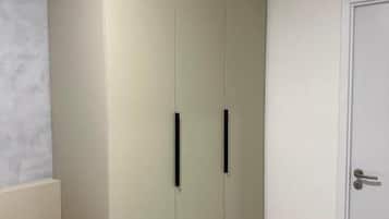 Apartamento conforto, 2 quartos, sacada, vista para a baía | Parte interna