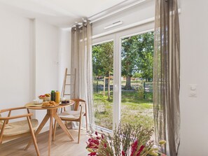 Dining - Le Retro Fish - studio for 3 - shared pool (Biscarrosse)