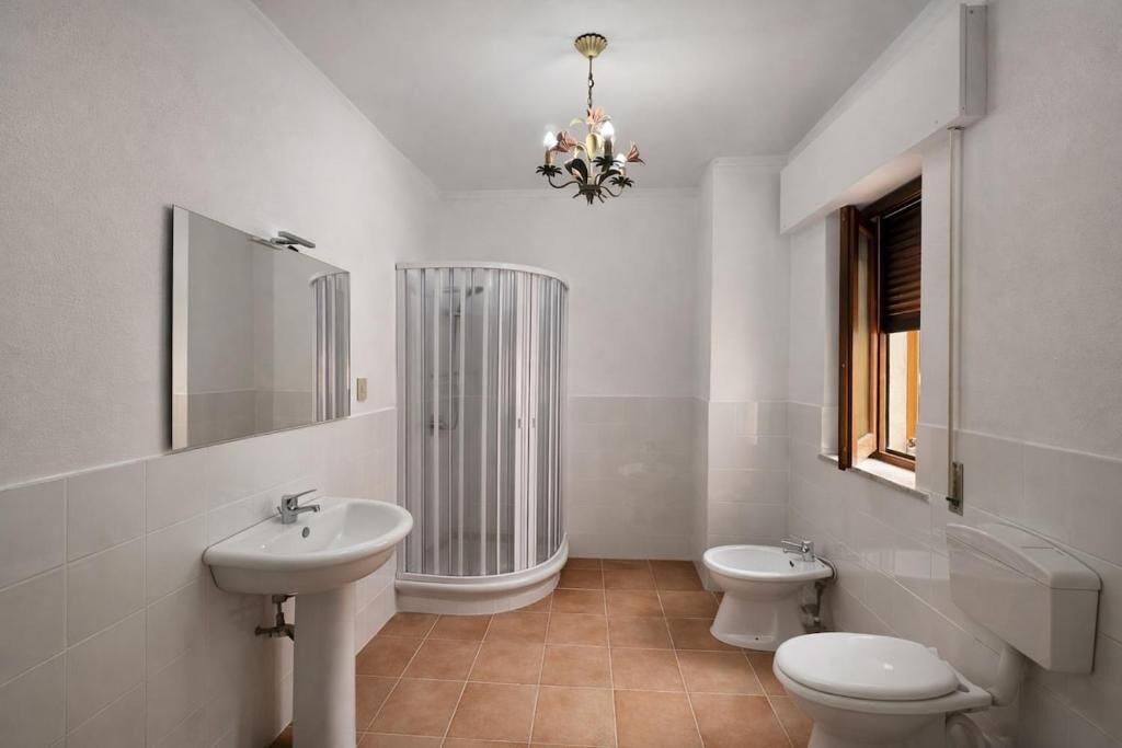 Asciugacapelli, asciugamani, sapone, carta igienica