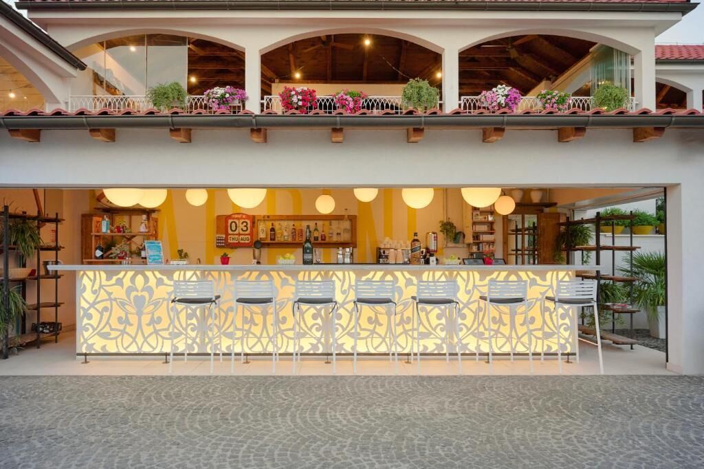 3 bar/lounge, 2 bar pantai dan bar tepi kolam renang